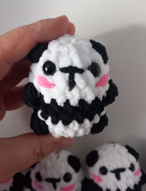 Panda háčkovaná. Přivesek, klíčenka. — foto 1