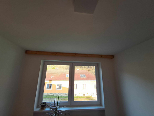 Dřevěná garnýž se dvěmy kolejničky.
