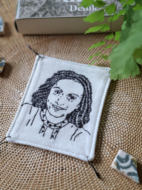 Vyšívaná brož KunstPunk - Anne Franková (malá)