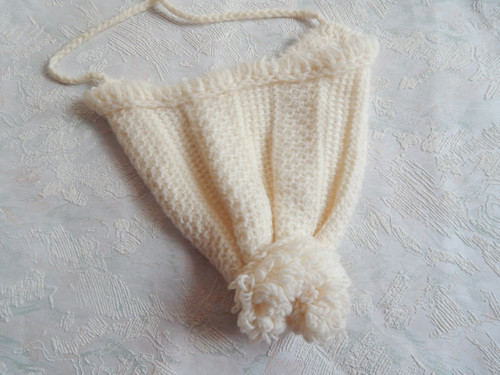 Retro háčkovaná bílá čepička