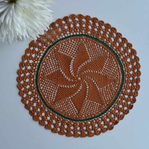 Kruhová háčkovaná hnědá dečka pr.29 cm