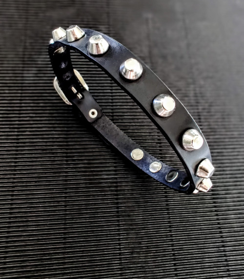 Kožený Choker s kovovými kužely