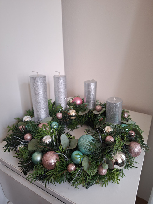 Živý adventní věnec 30 cm stříbrná, přírodní