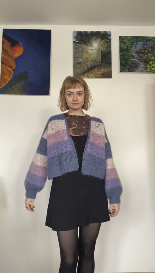 Lehoučký háčkovaný crop top "modrá bouře"