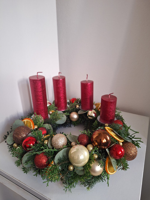 Živý adventní věnec 30 cm zlatá a červená přírodní
