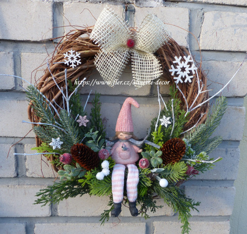 Vánoční věnec k zavěšení s holčičkou průměr 30cm
