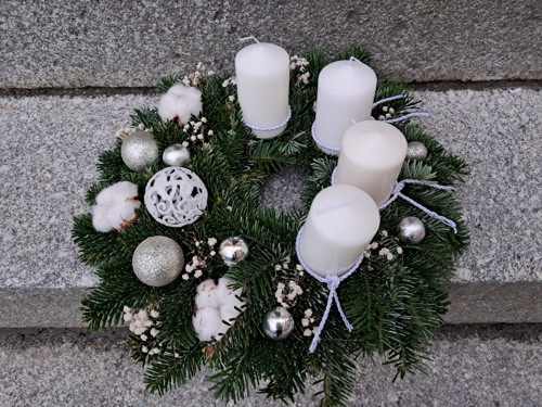 Adventní věnec bílo-stříbrný