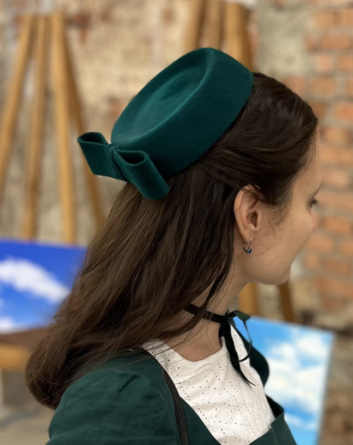 Smaragdový klobouček — foto 1
