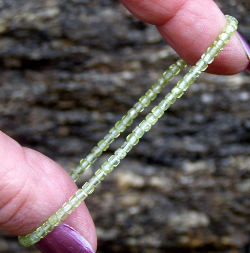 BROUŠENÝ OLIVÍN ( PERIDOT ) KOSTKY 0.2x0.2*AG925