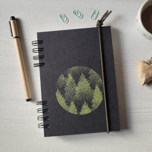 Týdenní diář ve formátu B6 2027 Reliéfní les