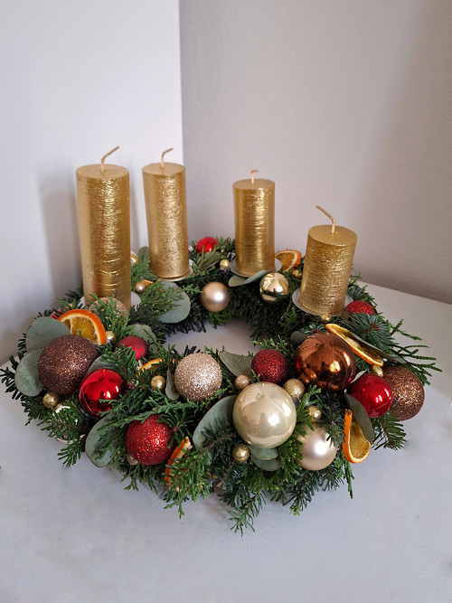 Živý adventní věnec 30 cm zlatá a červená přírodní