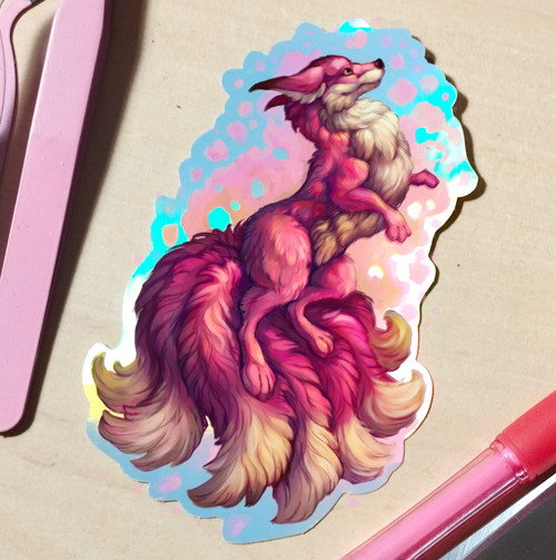 Samolepka - Růžová kitsune liška - holografická
