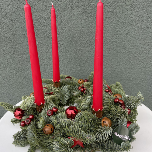 Adventní věnec v červeném