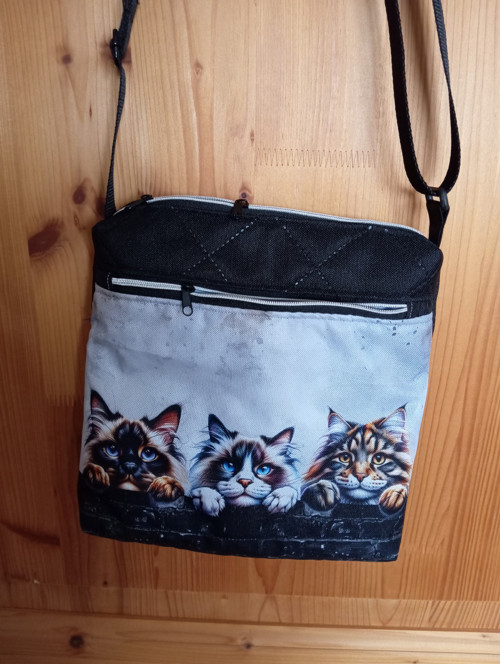 Černá crossbody kočičí — foto 1