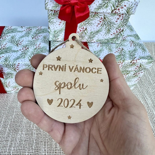 Dřevěná ozdoba první Vánoce SPOLU 2025