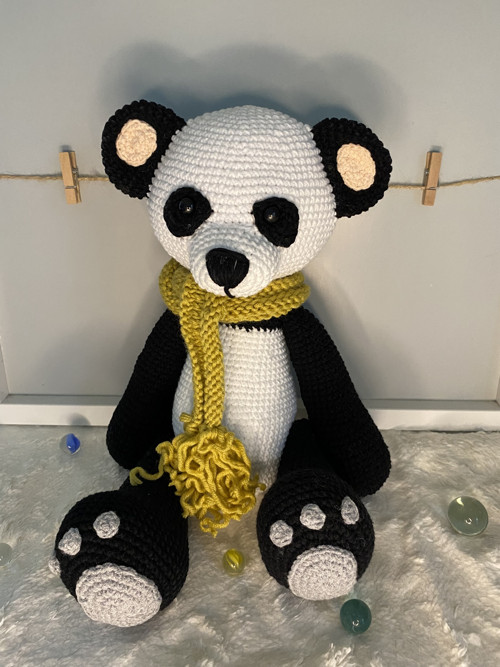 Háčkovaná panda se šálou