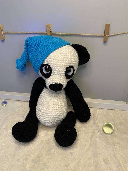 Háčkovaná panda s čepicí