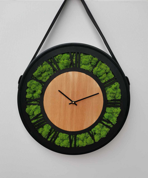 Mechové hodiny, průměr 38 cm.