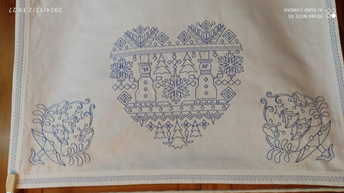 Vyšívaný vánoční ubrus - cca 92 x 48 cm
