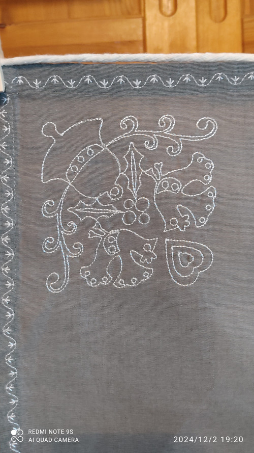 Vyšívaný vánoční ubrus - cca 69 x 41 cm