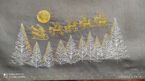 Vyšívaný vánoční ubrus - cca 68 x 40 cm