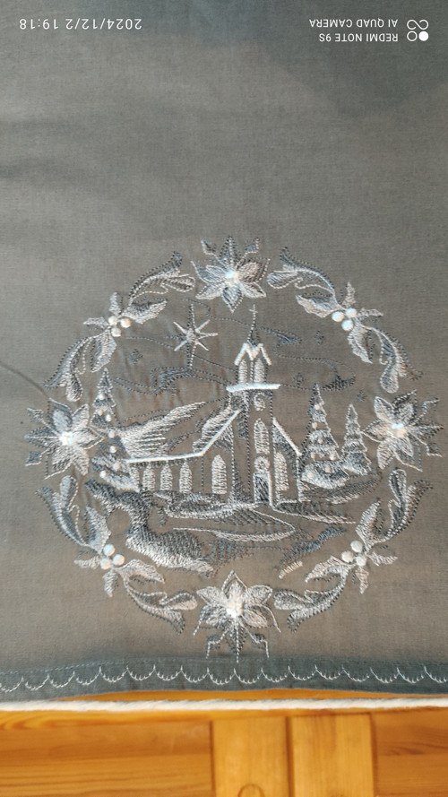 Vyšívaný vánoční ubrus - cca 71 x 38 cm