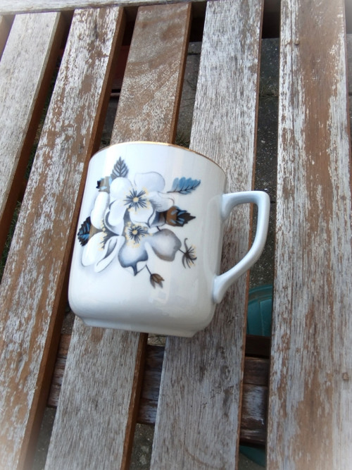 Vintage hrnek maceška Royal Dux