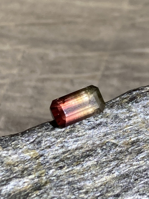 TURMALÍN tri-color- drahokam, 1.10 Ct. PÁKISTÁN