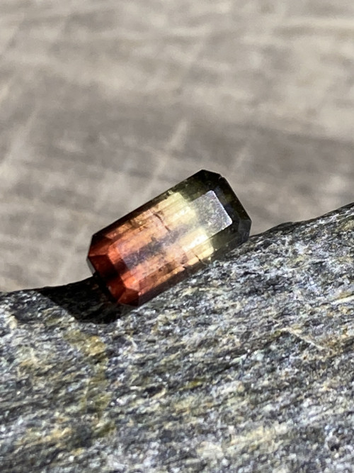 TURMALÍN tri-color- drahokam, 1.70 Ct. PÁKISTÁN