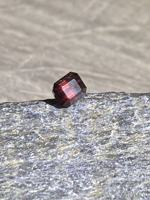 RUBELIT- turmalín přír.drahokam, 0,90 Ct. Pákistán