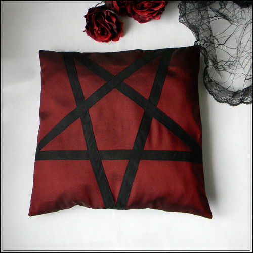 Gotický polštář - PENTAGRAM - 40cm x 40cm — foto 1