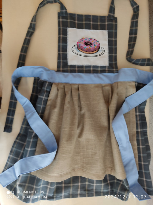 Bavlněná dětská zástěra s výšivkou - donut 1