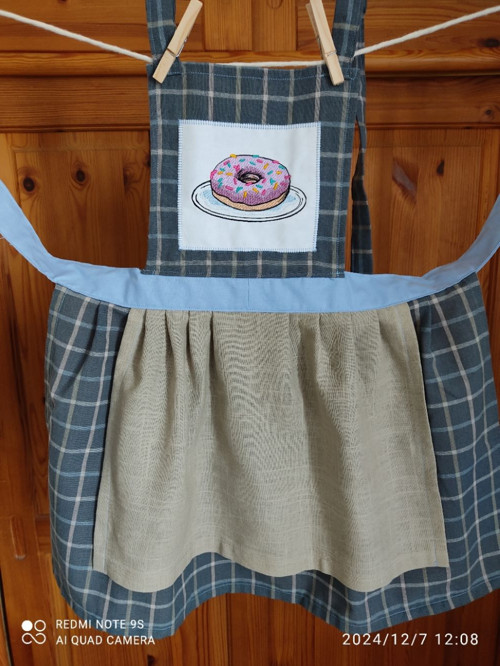 Bavlněná dětská zástěra s výšivkou - donut 2