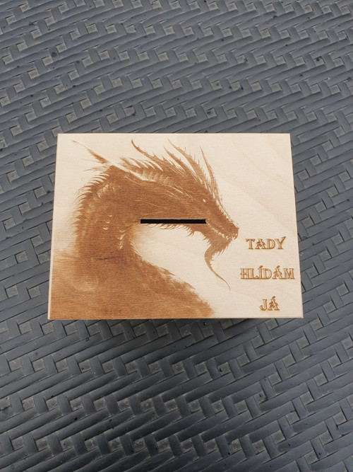 Originální dřevěná pokladnička s drakem