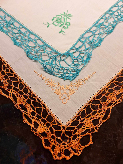 Set 2x krásné háčkované vintage kapesníky