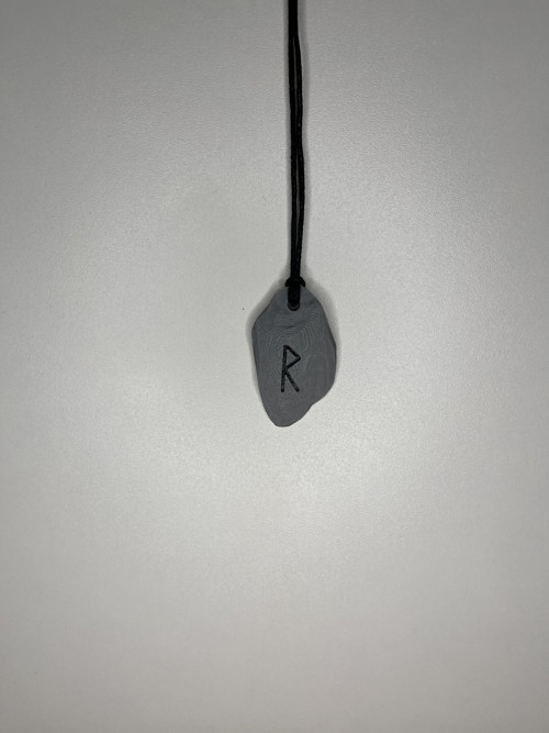 Runový náhrdelník šedý (R - Raidho) — foto 1