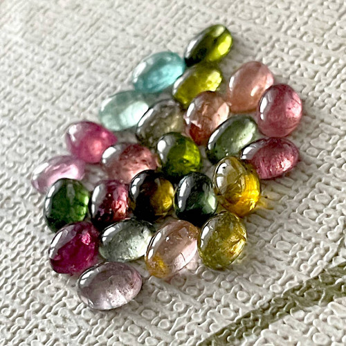 Turmalín kabošon ovál / 7x5mm