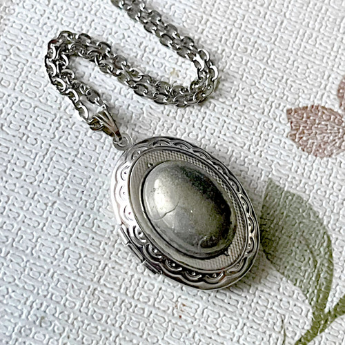 Oválný otevírací medailon pyrit E058