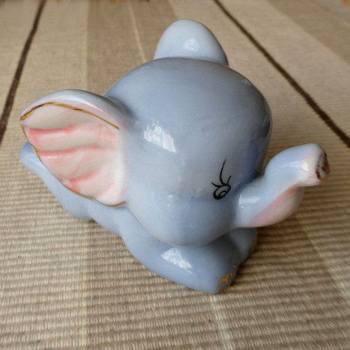 Slon porcelánový ležící s chobotem nahoru, 10 cm
