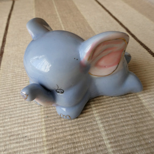 Slon porcelánový ležící s chobotem nahoru, 9 cm