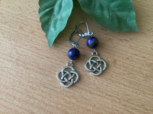 Náušnice s lapis lazuli a čínským uzlem štěstí