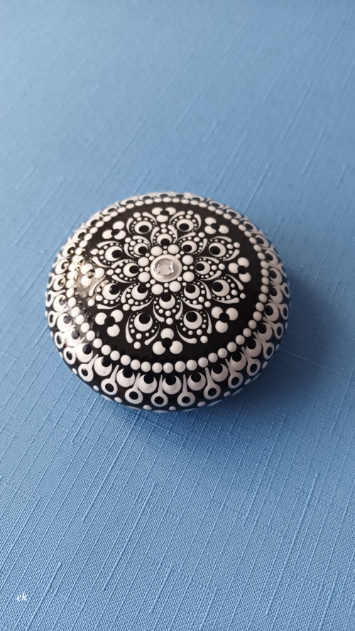 Malovaný kámen, mandala — foto 1