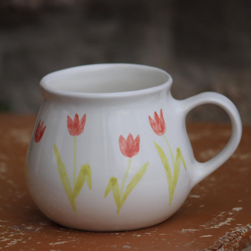 Hrnek s tulipány — foto 1