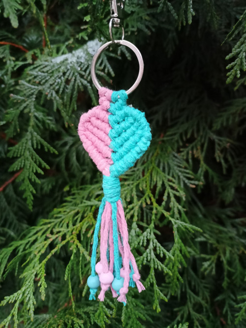 Klíčenka srdce, růžová a smaragd, macramé