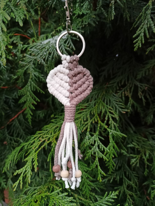 Klíčenka srdce bílá a šedohnědá, macramé