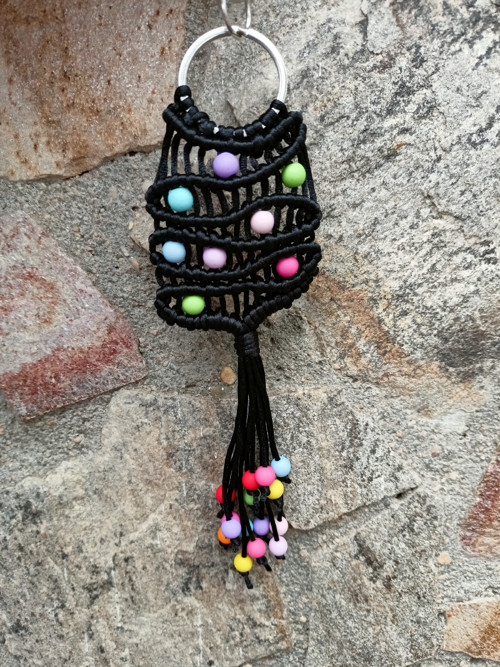 Klíčenka abstrakce, macramé