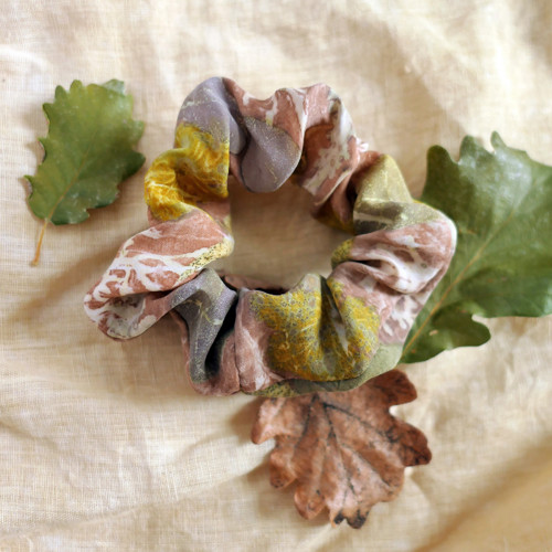 Gumička scrunchie, přírodně barvená — foto 1
