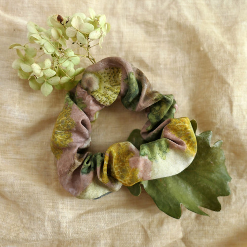 Gumička scrunchie, přírodně barvená — foto 1