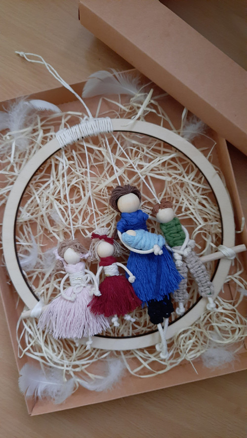 Macramé rodina 5 v kruhu s lávkou 20cm