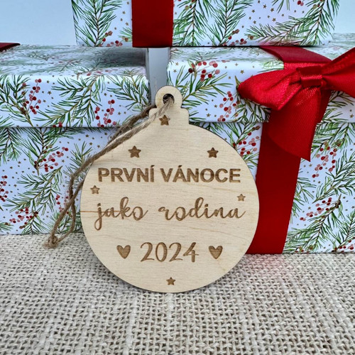 Dřevěná baňka první Vánoce jako RODINA 2025